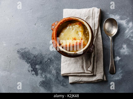 Zwiebelsuppe mit getrockneten Brot und Cheddar in Schüssel auf konkreten Hintergrund Kopie Raum Stockfoto