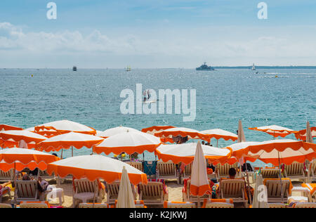 Belebten Strand in Juan-les-Pins, Cote d'Azur, Frankreich Stockfoto