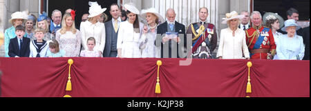 Foto muss Gutgeschrieben © Alpha Presse 079965 17/06/2017 Prinzessin Alexandra, Birgitte Herzogin von Gloucester, Herzog von Gloucester, Herzogin von Kent, Lady Rose Windsor Lady Gabrielle Gabriella Ella Windsor, Herrn Freddie Frederick Windsor, Sophie Winkleman Prinzessin und Prinz Michael von Kent Prince Edward Earl Graf von Wessex Prinz Andrew, Herzog von York, Prinz Charles und Camilla, Herzogin von Cornwall Prinzessin Eugenie Kapitän Tim Laurence Queen Elizabeth II an die Farbe am Buckingham Palace in London. Stockfoto