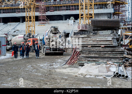 Jekaterinburg Zentralstadion im Bau. Bau und Renovierung von Fußballstadien in Russland ist Rennen gegen die Zeit, als Russland ist die FIFA WM 2018 im Juni und Juli 2018 zu bewirten. Stockfoto