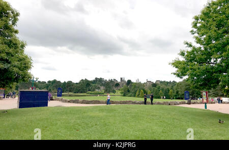 Foto muss Gutgeschrieben © Alpha Presse 066465 27/06/2017 bewaffnete Polizei am Freizeitpark Alton Towers in Alton, Staffordshire. Stockfoto