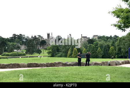 Foto muss Gutgeschrieben © Alpha Presse 066465 27/06/2017 bewaffnete Polizei am Freizeitpark Alton Towers in Alton, Staffordshire. Stockfoto