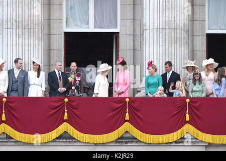 Foto muss Gutgeschrieben © Alpha Presse 079965 17/06/2017 Lady Gabrielle Gabriella Ella Windsor, Herrn Freddie Frederick Windsor, Sophie Winkleman, Prinzessin Michael von Kent, Prinz Michael von Kent, Prinz Andrew, Herzog von York, Tim Laurence, Prince Edward Earl of Wessex, Prinzessin Beatrice, Prinzessin Eugenie, Camilla, Herzogin von Cornwall, Kate Herzogin von Cambridge Katherine Catherine Middleton, Herbste Phillips, Peter Phillips, Savannah Phillips, Isla Elizabeth Phillips, Julia Ogilvy, Eloise Taylor, Estella Taylor, Flora Ogilvy an die Farbe am Buckingham Palace in London. Stockfoto