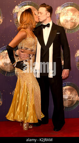 Foto muss Gutgeschrieben © Alpha Presse 079965 28.08.2017, Karen Hauer Clifton und Kevin Clifton streng Come Dancing 2017 Red Carpet starten Photocall neuen Broadcasting House London Stockfoto