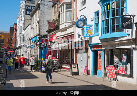 Menschen Shopping Besucher Touristen und Geschäfte Geschäfte in der City Centre Street im Sommer Huntriss Row Scarborough North Yorkshire England Großbritannien Stockfoto