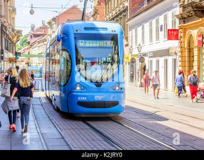 ZAGREB, KROATIEN - 17. JULI 2017: Platz Ban Josip Jelacic mit Touristen und Straßenbahnen an einem Sommertag in Zagreb. Stadt Zagreb ist die Hauptstadt von Kroatien. Stockfoto