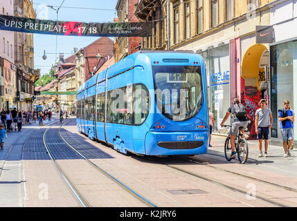 ZAGREB, KROATIEN - 17. JULI 2017: Platz Ban Josip Jelacic mit Touristen und Straßenbahnen an einem Sommertag in Zagreb. Stadt Zagreb ist die Hauptstadt von Kroatien. Stockfoto