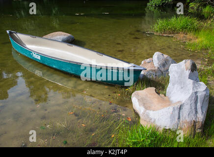 Kanu an der Seite von einem See in Upper Saddle River, New Jersey Stockfoto