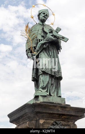 Statue der Märtyrer Hl. Johannes Nepomuk auf der Karlsbrücke in Prag Stockfoto