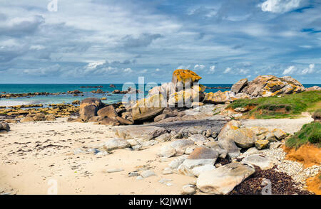 Der rosa Granitfelsen mit seltsamen Formen, Küste der Bretagne. Die Masse des riesigen rosa Felsen, der rosa Granit, Rock mit seltsamen Formen. Bretagne) Stockfoto