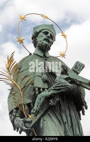 Statue der Märtyrer Hl. Johannes Nepomuk auf der Karlsbrücke in Prag Stockfoto