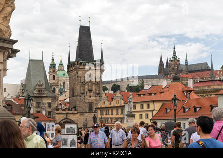 Scharen von Menschen auf der Karlsbrücke in Prag Stockfoto