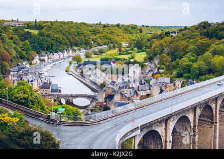 Luftbild der Altstadt von Dinan mit Rance mit dramatischen cloudscape, Cotes-d'Armor. Bretagne (Bretagne), Frankreich Stockfoto