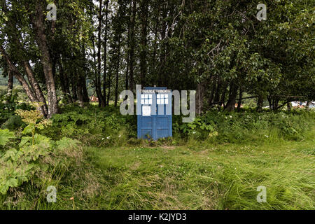 Ein Londoner Polizei öffentlichen Telefon durch die fiktive Namen der TARDIS aus dem Fernsehen Dr, entlang der Seite der Straße in remote Homer, Alaska bekannt. Stockfoto