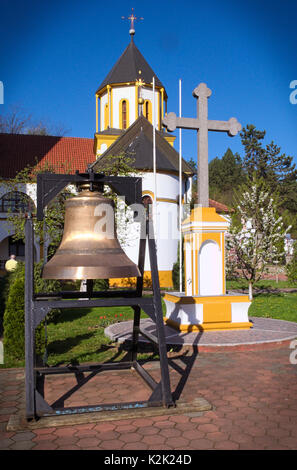 Bell und Kreuz in Klosters Privina Glava, Sid, Serbien Stockfoto