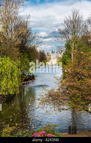 St James's Park ist einer der königlichen Parks von London Buckingham Palace, Clarence House, St James's Palace und Westminster umgeben. Stockfoto