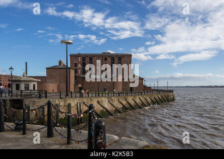 Die Kunstgalerie Tate Liverpool und Piermaster's House in der Albert Dock Komplex, Merseyside, Liverpool, England Stockfoto