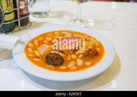 Fabada Asturiana servieren. Asturien, Spanien. Stockfoto