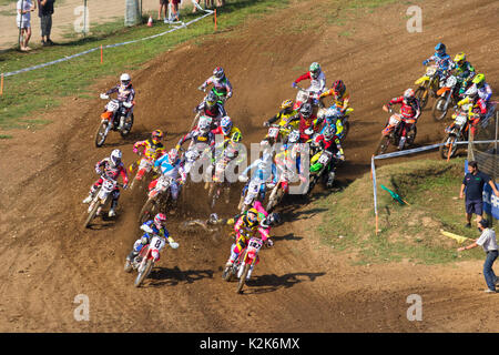 CARDANO AL CAMPO, ITALIEN - SEPTEMBER 2013; ein Motocross Rennen. Stockfoto