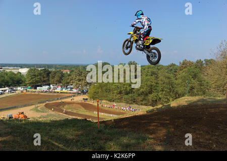 CARDANO AL CAMPO, ITALIEN - SEPTEMBER 2013; ein Motocross Rennen. Stockfoto