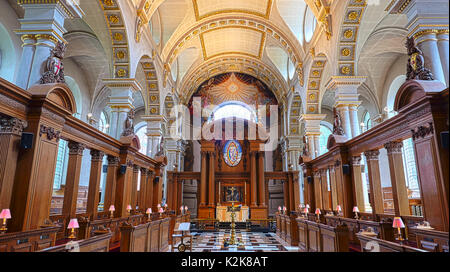 Innenraum von St. Brides Kirche, Fleet Street, London EC 4. Es wurde von Sir Christopher Wren im Jahre 1672 entworfen. Stockfoto