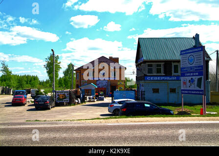 Landstraße, die durch eine kleine Stadt, Oblast Tula Stockfoto