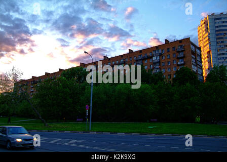 Roter Sonnenuntergang im Frühling in Moskau, der zyuzino Bezirk Stockfoto