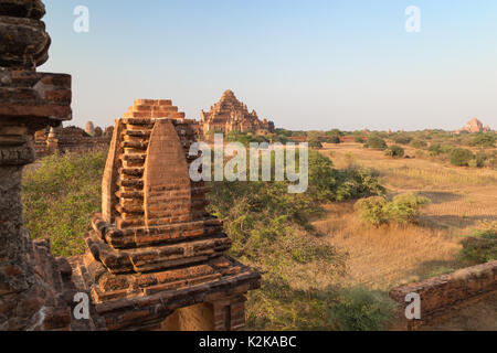 Myauk Guni, Dhammayan Gyi Pagode, Sulamani Tempel am alten Ebene von Bagan in Myanmar (Burma) von Taung Guni an einem sonnigen Tag gesehen. Stockfoto