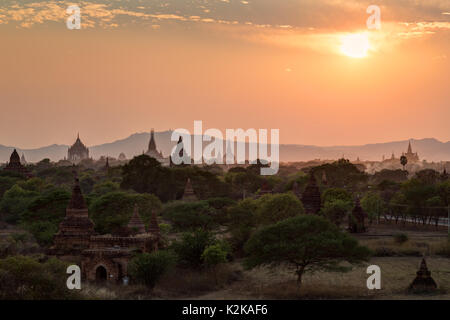 Silhouette der Altstadt viele Tempel und Pagoden in der Ebene von Bagan bei Sonnenuntergang in Myanmar (Burma). Kopieren Sie Platz. Stockfoto