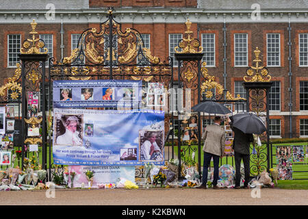 London, Großbritannien. 30 Aug, 2017. Seine königliche Hoheit Prinz Harry Punkte aus der Kindheit Fotos von sich selbst und der Herzog von Cambridge als Kinder, während er und die Prinzen William anzeigen Tribute für ihre verstorbene Mutter, Prinzessin Diana am Vorabend der Feierlichkeiten zum 20. Jahrestag ihres Todes. Credit: Amanda Rose/Alamy leben Nachrichten Stockfoto