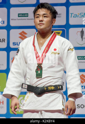 Budapest, Ungarn. 30 Aug, 2017. Soichi Hashimoto von Japan stellt mit Goldmedaille nach den Herren 73-kg-Klasse finale während der World Judo Championships in Budapest, Ungarn, 30. August 2017. Quelle: Vit Simanek/CTK Photo/Alamy leben Nachrichten Stockfoto