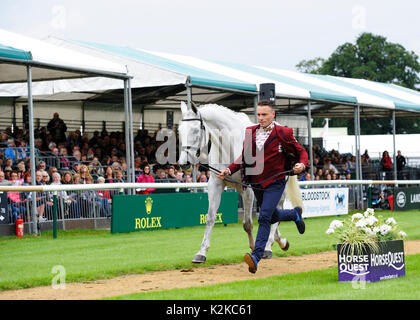 Stamford, Großbritannien. 30. August 2017. Paul Tapner (AUS) und Bonza König von Rouges während des ersten Pferdes Inspektion der 2017 Burghley Horse Trials, Stamford, Vereinigtes Königreich. Credit: Jonathan Clarke/Alamy leben Nachrichten Stockfoto