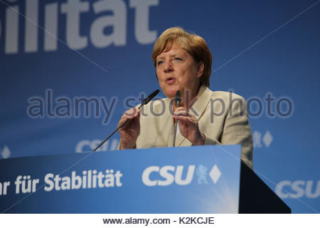 Angela Merkel senkt die Mikrofone als Sie beginnt, eine große Menschenmenge in Erlangen, Bayern zu sprechen. Sie ist auf die Wahlkampagne im Vorfeld der Bundestagswahl wird am Sonntag, den 24. September. Merkel über vierzig Minuten sprach und wurde gut aufgenommen, obwohl eine kleine Gruppe von Demonstranten versuchte, ihre Rede mit Pfeifen und Pfeifen zu unterbrechen.