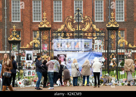 London, England, UK. 30 August, 2017. Floral Tribute und Meldungen von gratulanten an den Toren der Kensington Palace, die am Vorabend des 20. Jahrestages der Tod von Diana, Prinzessin von Wales in einem tragischen Autounfall in Paris, Frankreich, am 31. August 1997 festgelegt. Früher am Tag, Prinz Harry, und der Herzog und die Herzogin von Cambridge, besuchte die Weißen Garten zusammen, die mit Blumen und Laub von den Erinnerungen von Dianas Leben, Image und Stil errichtet wurde. Iain McGuinness/Alamy leben Nachrichten Stockfoto