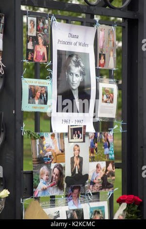 London, England, UK. 30 August, 2017. Floral Tribute und Meldungen von gratulanten an den Toren der Kensington Palace, die am Vorabend des 20. Jahrestages der Tod von Diana, Prinzessin von Wales in einem tragischen Autounfall in Paris, Frankreich, am 31. August 1997 festgelegt. Früher am Tag, Prinz Harry, und der Herzog und die Herzogin von Cambridge, besuchte die Weißen Garten zusammen, die mit Blumen und Laub von den Erinnerungen von Dianas Leben, Image und Stil errichtet wurde. Iain McGuinness/Alamy leben Nachrichten Stockfoto