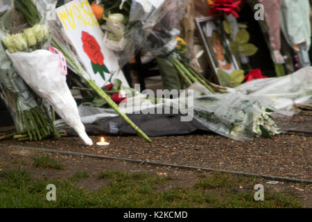 London, England, UK. 30 August, 2017. Floral Tribute und Meldungen von gratulanten an den Toren der Kensington Palace, die am Vorabend des 20. Jahrestages der Tod von Diana, Prinzessin von Wales in einem tragischen Autounfall in Paris, Frankreich, am 31. August 1997 festgelegt. Früher am Tag, Prinz Harry, und der Herzog und die Herzogin von Cambridge, besuchte die Weißen Garten zusammen, die mit Blumen und Laub von den Erinnerungen von Dianas Leben, Image und Stil errichtet wurde. Iain McGuinness/Alamy leben Nachrichten Stockfoto