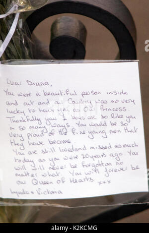 London, England, UK. 30 August, 2017. Floral Tribute und Meldungen von gratulanten an den Toren der Kensington Palace, die am Vorabend des 20. Jahrestages der Tod von Diana, Prinzessin von Wales in einem tragischen Autounfall in Paris, Frankreich, am 31. August 1997 festgelegt. Früher am Tag, Prinz Harry, und der Herzog und die Herzogin von Cambridge, besuchte die Weißen Garten zusammen, die mit Blumen und Laub von den Erinnerungen von Dianas Leben, Image und Stil errichtet wurde. Iain McGuinness/Alamy leben Nachrichten Stockfoto