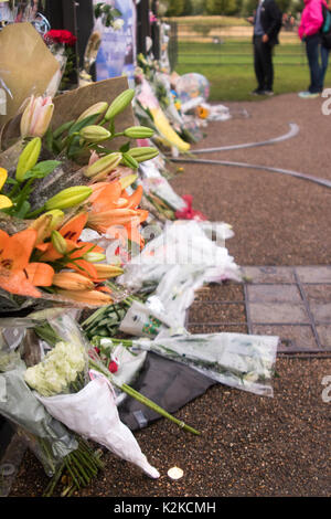 London, England, UK. 30 August, 2017. Floral Tribute und Meldungen von gratulanten an den Toren der Kensington Palace, die am Vorabend des 20. Jahrestages der Tod von Diana, Prinzessin von Wales in einem tragischen Autounfall in Paris, Frankreich, am 31. August 1997 festgelegt. Früher am Tag, Prinz Harry, und der Herzog und die Herzogin von Cambridge, besuchte die Weißen Garten zusammen, die mit Blumen und Laub von den Erinnerungen von Dianas Leben, Image und Stil errichtet wurde. Iain McGuinness/Alamy leben Nachrichten Stockfoto