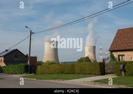 Tihange, Belgien. 28 Aug, 2017. Zwei Kühltürme des Kernkraftwerks Dampf Erteilung durch die Masse Fluss in Tihange, Belgien, 28. August 2017. Das Kraftwerk besteht aus 3 Blöcken mit Druckwasserreaktoren gemacht. Jod Tabletten werden kostenlos in der Region Aachen ab 01. September verteilt werden. Die Tabletten sollen die Bevölkerung von Schilddrüsenkrebs bei einem Reaktorunfall in der belgischen Stadt Tihange schützen. Foto: Rainer Jensen/dpa/Alamy leben Nachrichten Stockfoto