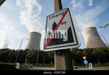 Tihange, Belgien. 28 Aug, 2017. Zwei Kühltürme des Kernkraftwerks Dampf Erteilung durch die Masse Fluss in Tihange, Belgien, 28. August 2017. Das Kraftwerk besteht aus 3 Blöcken mit Druckwasserreaktoren gemacht. Jod Tabletten werden kostenlos in der Region Aachen ab 01. September verteilt werden. Die Tabletten sollen die Bevölkerung von Schilddrüsenkrebs bei einem Reaktorunfall in der belgischen Stadt Tihange schützen. Foto: Rainer Jensen/dpa/Alamy leben Nachrichten Stockfoto