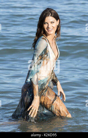 Isabeli Fontana bei einem Fotoshooting vor dem 74. Filmfestival von Venedig 2017 am 29. August 2017 in Venedig, Italien. | Verwendung weltweit Stockfoto