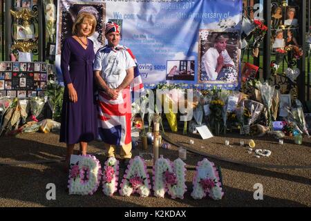 London, Großbritannien. 31 Aug, 2017. Gönner legen Blumen und Tribut zahlen außerhalb der Kensington Palace zu Diana, Prinzessin von Wales am 20. Jahrestag ihres Todes. Credit: Claire Doherty/Alamy leben Nachrichten Stockfoto