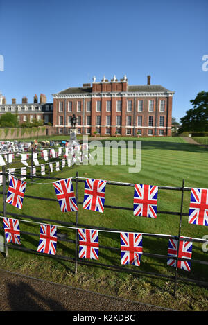 Kensington Palace, London, Großbritannien. 31 Aug, 2017. Tribute Karten Blumen sind außerhalb der Kensington Palace zum 20. Jahrestag der Tod von Prinzessin Diana. Quelle: Matthew Chattle/Alamy leben Nachrichten Stockfoto