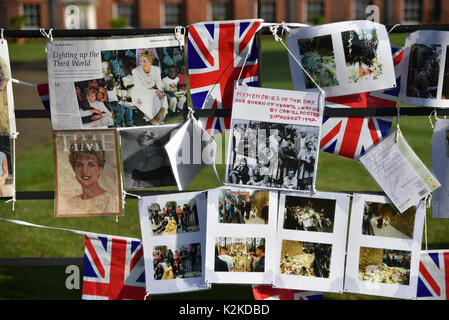 Kensington Palace, London, Großbritannien. 31 Aug, 2017. Tribute Karten Blumen sind außerhalb der Kensington Palace zum 20. Jahrestag der Tod von Prinzessin Diana. Quelle: Matthew Chattle/Alamy leben Nachrichten Stockfoto