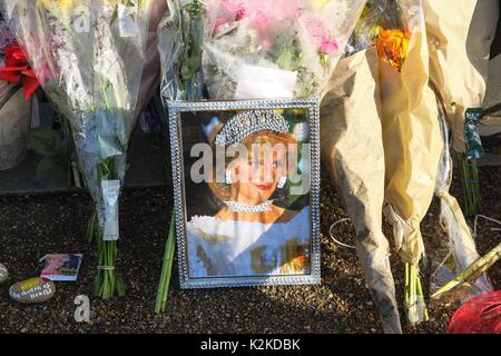 London, Großbritannien. 31 Aug, 2017. Gönner legen Blumen und Tribut zahlen außerhalb der Kensington Palace zu Diana, Prinzessin von Wales am 20. Jahrestag ihres Todes. Credit: Claire Doherty/Alamy leben Nachrichten Stockfoto