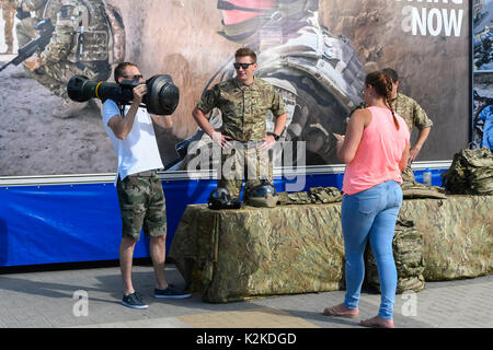 Bournemouth, Dorset, Großbritannien. 31. August 2017. UK Wetter. Besucher Anreise Armee Waffen in der Morgensonne in den Badeort Bournemouth, Dorset, am ersten Tag des Festivals. Photo Credit: Graham Jagd-/Alamy leben Nachrichten Stockfoto