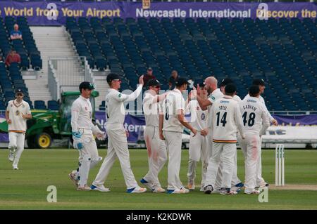 Chester Le Street, UK. 31 Aug, 2017. Durham Spieler feiern die Entlassung von Derbyshire batsman Podmore Harry in der specsavers County Championship Division 2 Match im Emirates Riverside, Chester Le Street. Credit: Colin Edwards/Alamy leben Nachrichten Stockfoto