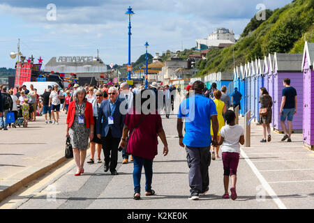 Bournemouth, Dorset, Großbritannien. 31 Aug, 2017. UK Wetter. Urlauber und Besucher an der Küste wie die Sonne scheint in den Badeort Bournemouth, Dorset am ersten Tag des Festivals. Photo Credit: Graham Jagd-/Alamy leben Nachrichten Stockfoto