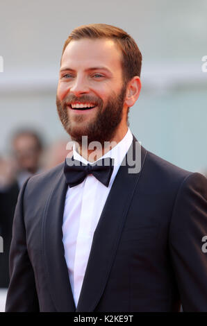 Venedig, Italien. 30 Aug, 2017. Italienische Schauspieler Alessandro Borghi, 'Patin', am roten Teppich, 74. Internationalen Filmfestspielen Venedig Foto © ottavia Da Re/Sintesi/Alamy leben Nachrichten Stockfoto