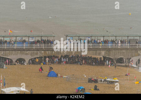 Bournemouth, Dorset, Großbritannien. 31 Aug, 2017. UK Wetter. Besucher Zuflucht unter der Pier als sintflutartige Regenfälle in den Badeort Bournemouth, Dorset fällt auf den ersten Tag des Festivals. Photo Credit: Graham Jagd-/Alamy leben Nachrichten Stockfoto
